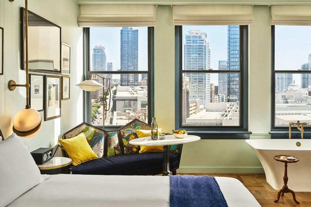 Salon King Room with City View interior