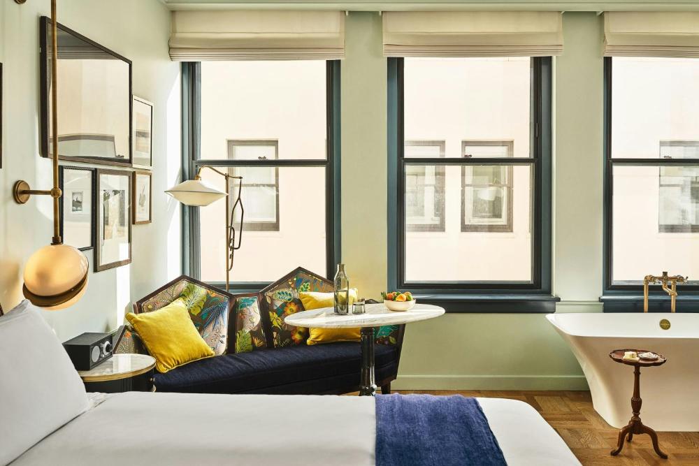 Salon King Room with Courtyard View interior